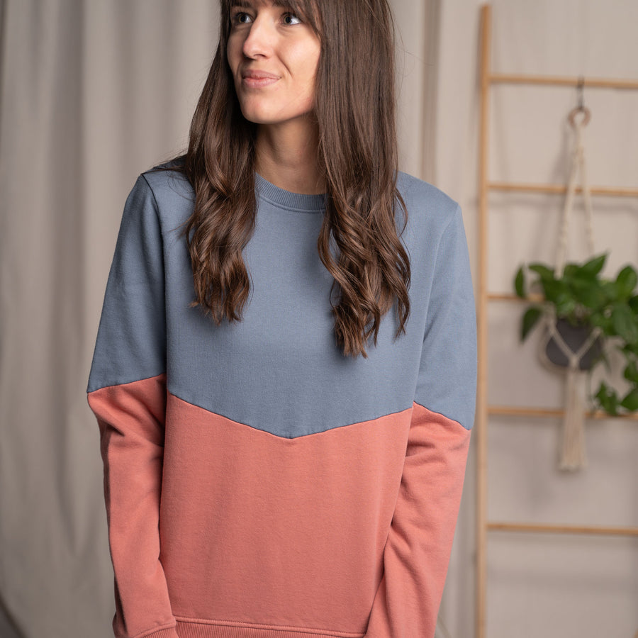 Elvie - Sweater aus Biobaumwolle, Rauchblau/Coral