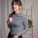 Viyola - Turtle Neck Longsleeve aus Biobaumwolle, Gestreift S/W