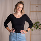 Vloria - 3/4 Crop Top mit Rückenausschnitt aus Biobaumwolle, Schwarz