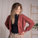 Vreia - Kurze Strickjacke aus Biobaumwolle, Hibiskus