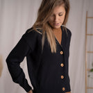 Vreia - Kurze Strickjacke aus Biobaumwolle, Schwarz