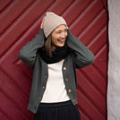 Vreia - Kurze Strickjacke aus Biobaumwolle, Tannengrün