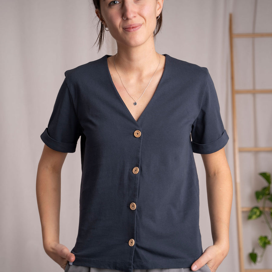 Josevine - Button T-Shirt aus Biobaumwolle, Blaubeere