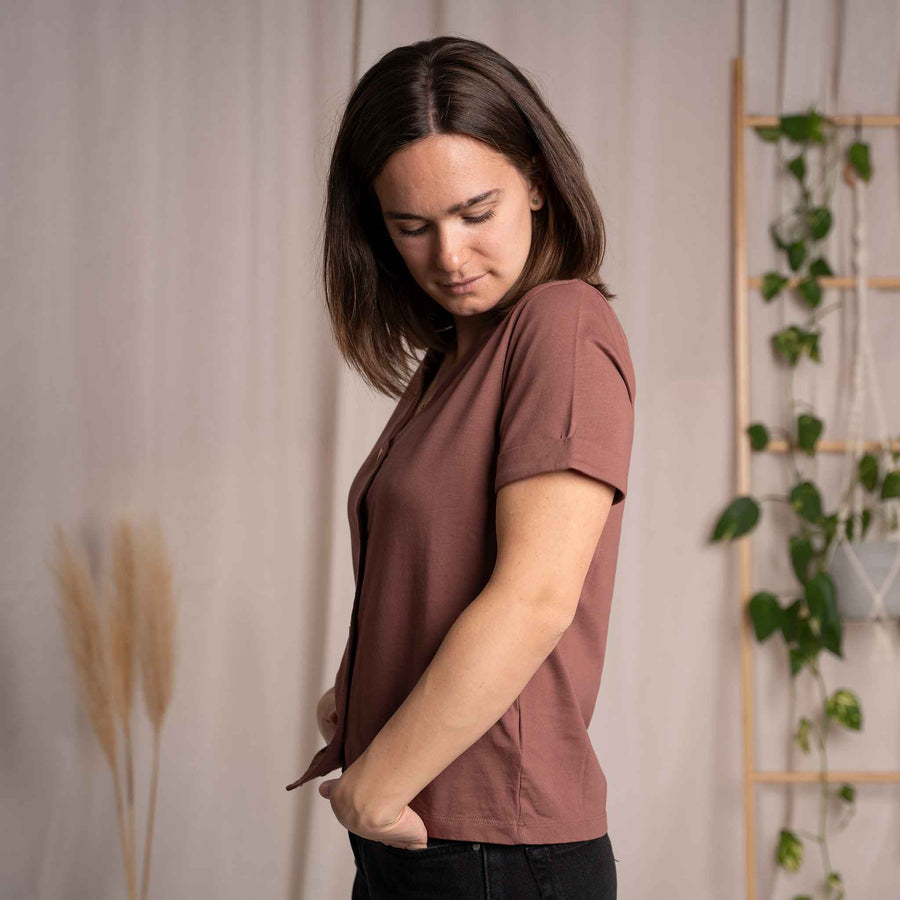 Josevine - Button T-Shirt aus Biobaumwolle, Rotbraun