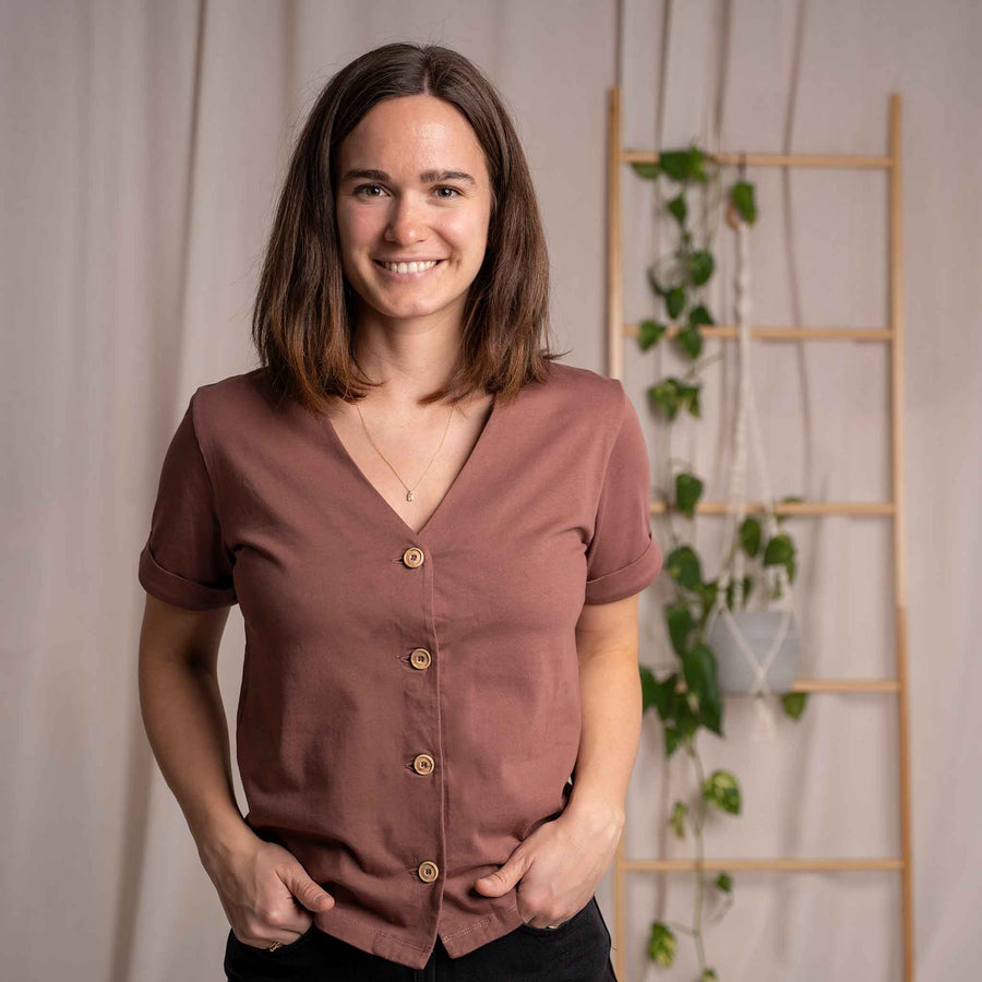 Josevine - Button T-Shirt aus Biobaumwolle, Rotbraun