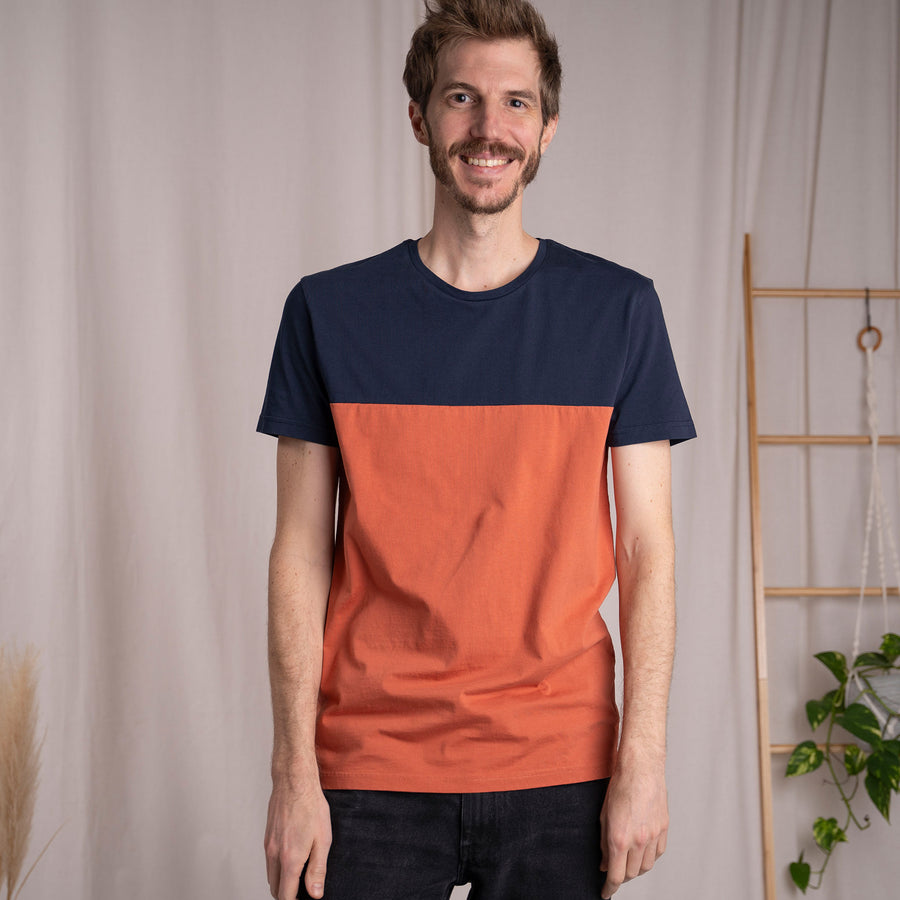 Olav - Classic Fit Colourblock T-Shirt aus Biobaumwolle, Navy/Clay