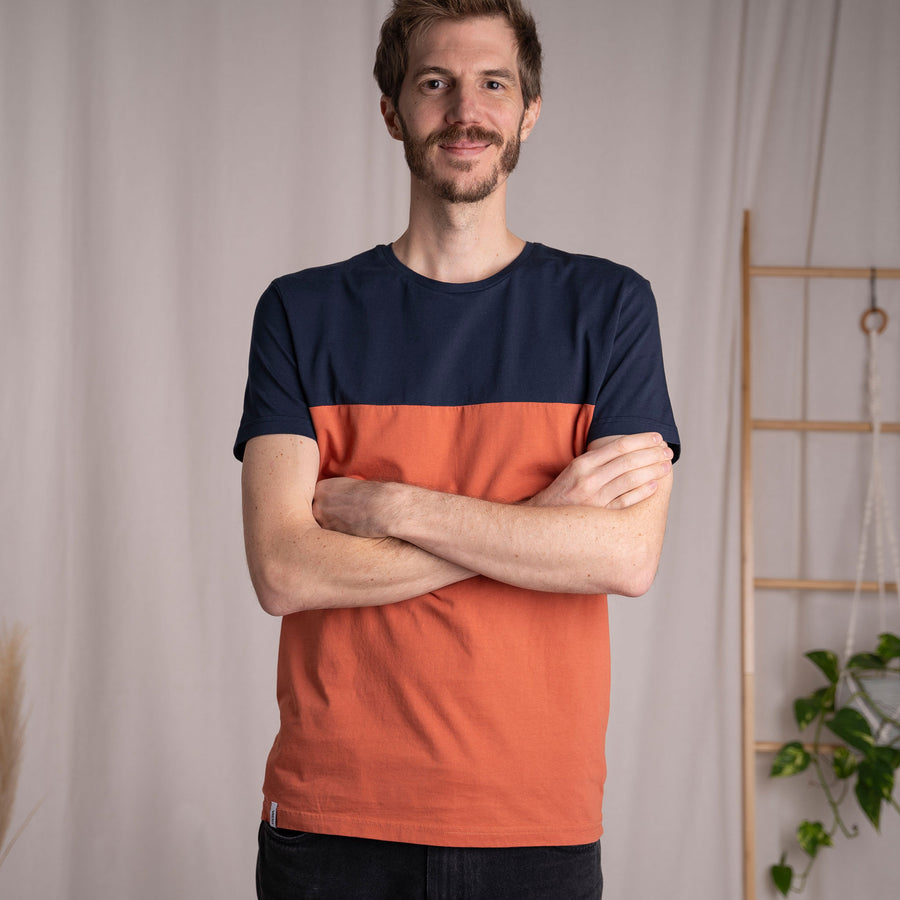 Olav - Classic Fit Colourblock T-Shirt aus Biobaumwolle, Navy/Clay