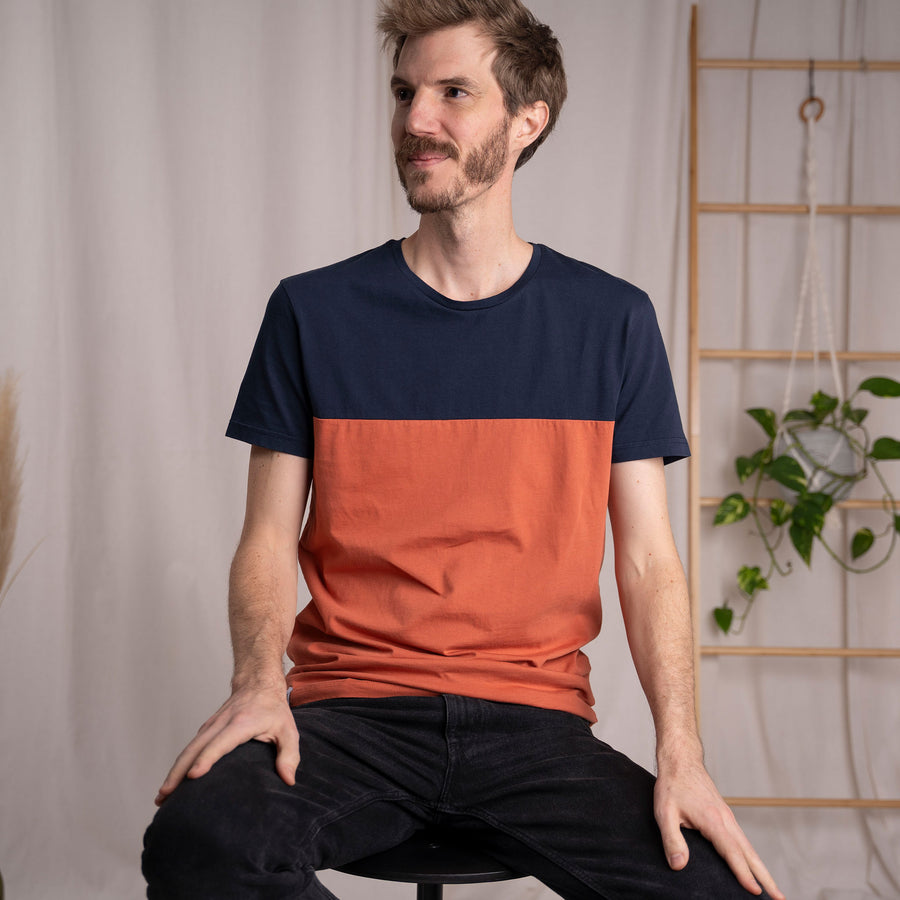 Olav - Classic Fit Colourblock T-Shirt aus Biobaumwolle, Navy/Clay