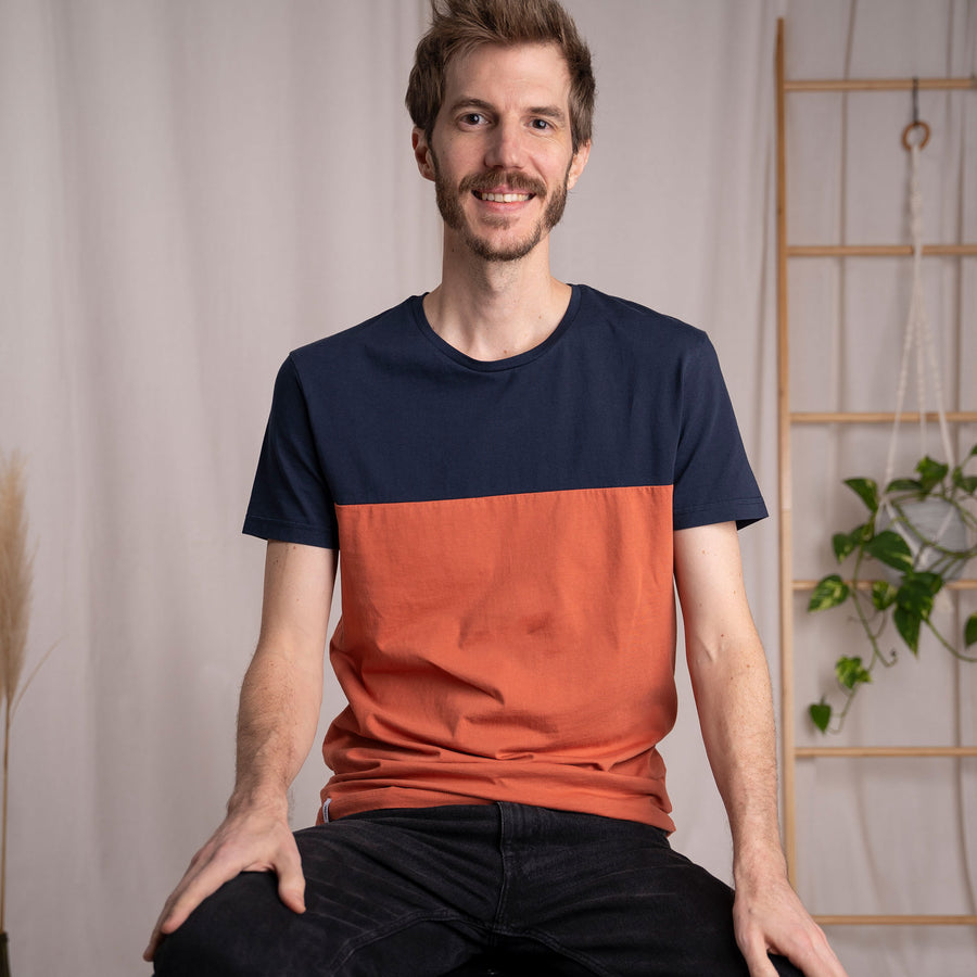 Olav - Classic Fit Colourblock T-Shirt aus Biobaumwolle, Navy/Clay