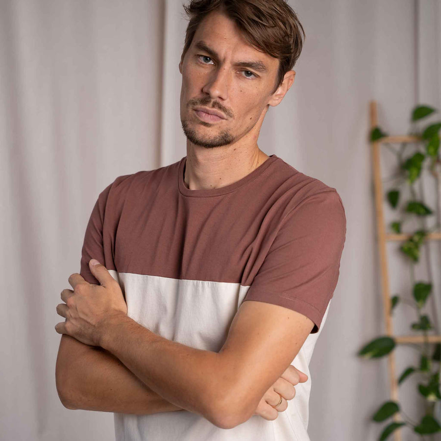 Olav - Classic Fit Colourblock T-Shirt aus Biobaumwolle, Rotbraun/Ecru