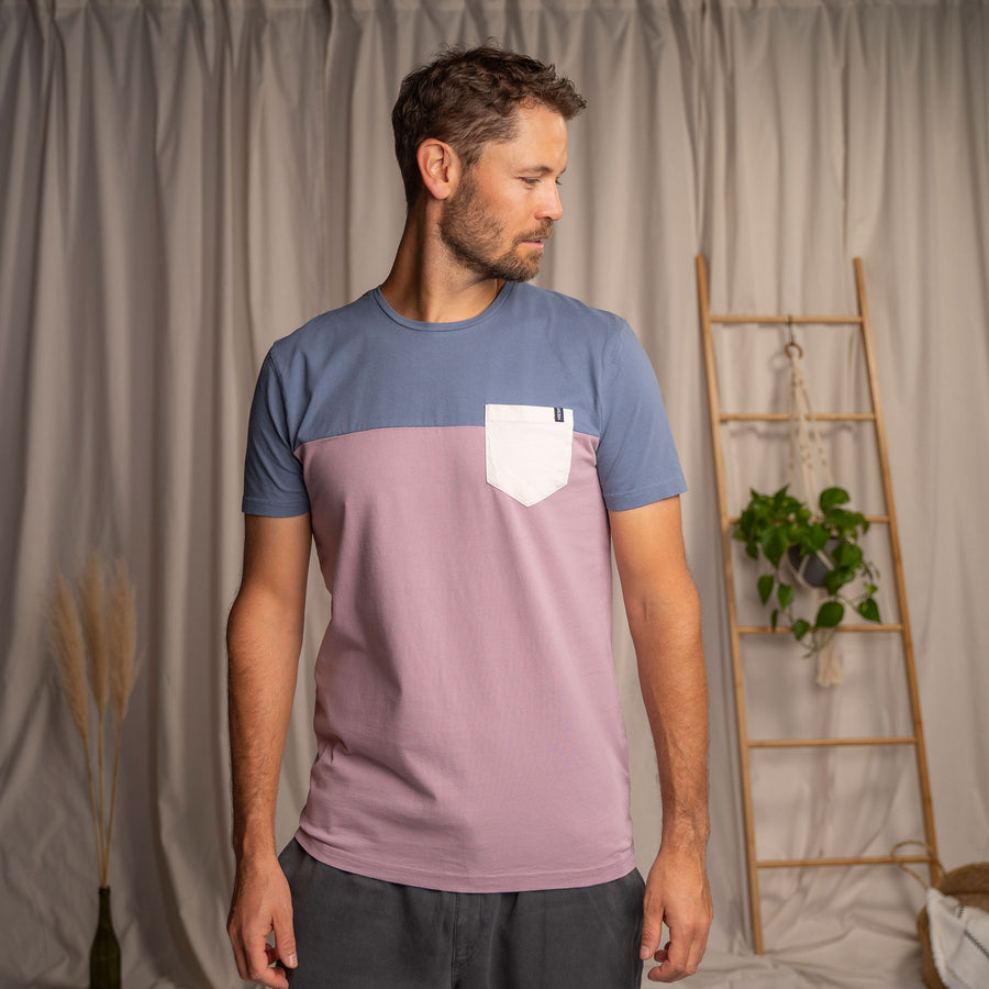 Verdy - Classic Fit Colourblock T-Shirt mit Brusttasche aus Biobaumwolle, Rauchblau/Flieder/Ecru