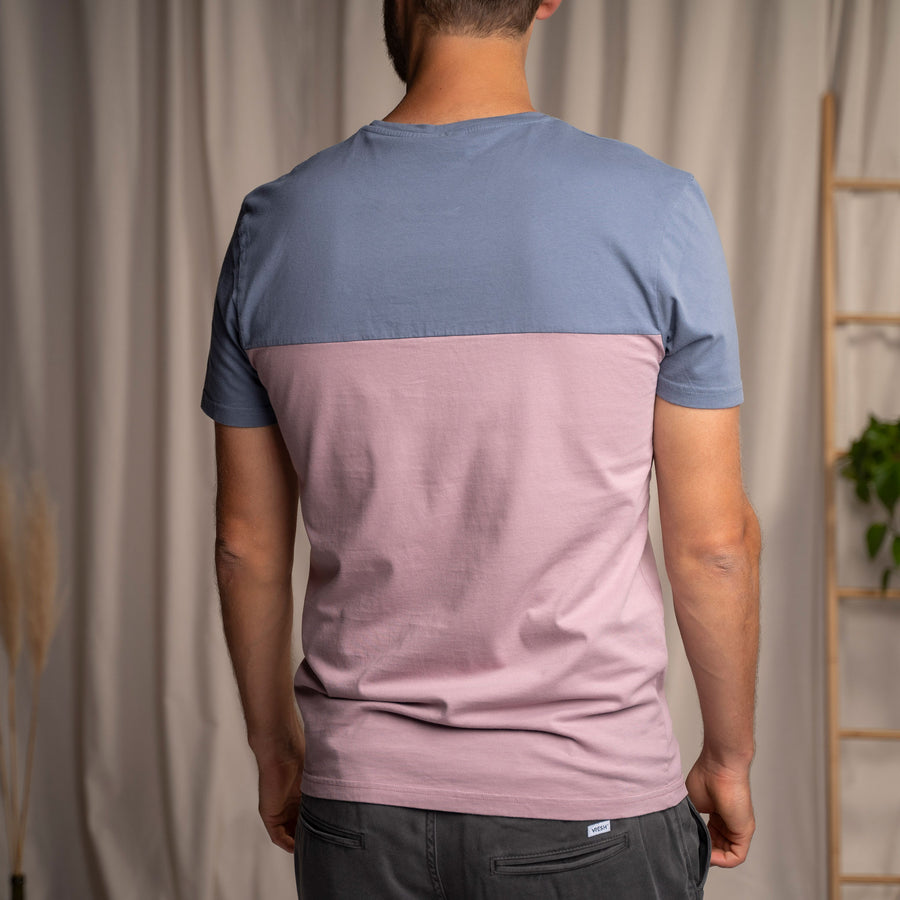 Verdy - Classic Fit Colourblock T-Shirt mit Brusttasche aus Biobaumwolle, Rauchblau/Flieder/Ecru