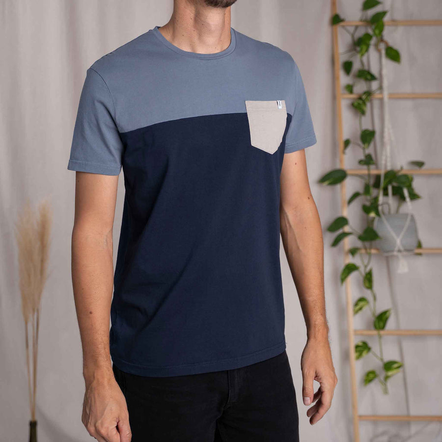 Verdy - Classic Fit Colourblock T-Shirt mit Brusttasche aus Biobaumwolle, Navy/Rauchblau/Grau