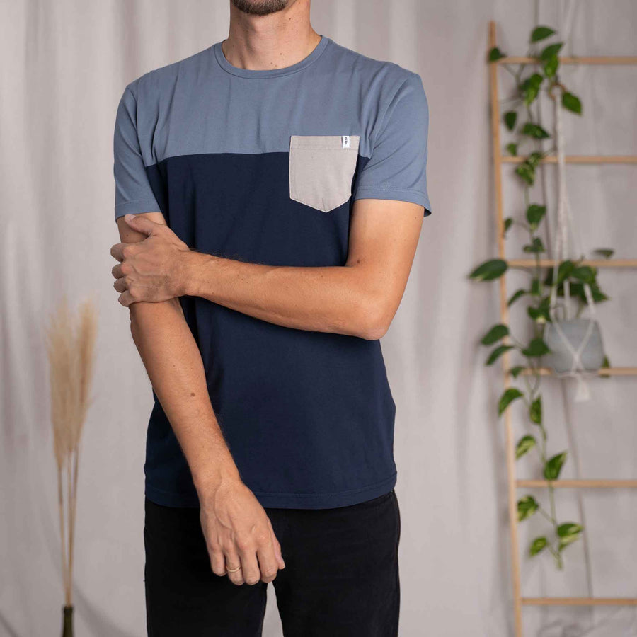 Verdy - Classic Fit Colourblock T-Shirt mit Brusttasche aus Biobaumwolle, Navy/Rauchblau/Grau