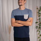 Verdy - Classic Fit Colourblock T-Shirt mit Brusttasche aus Biobaumwolle, Navy/Rauchblau/Grau