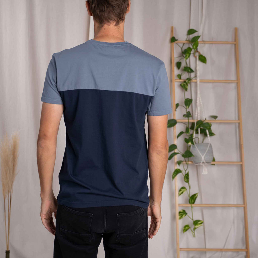 Verdy - Classic Fit Colourblock T-Shirt mit Brusttasche aus Biobaumwolle, Navy/Rauchblau/Grau