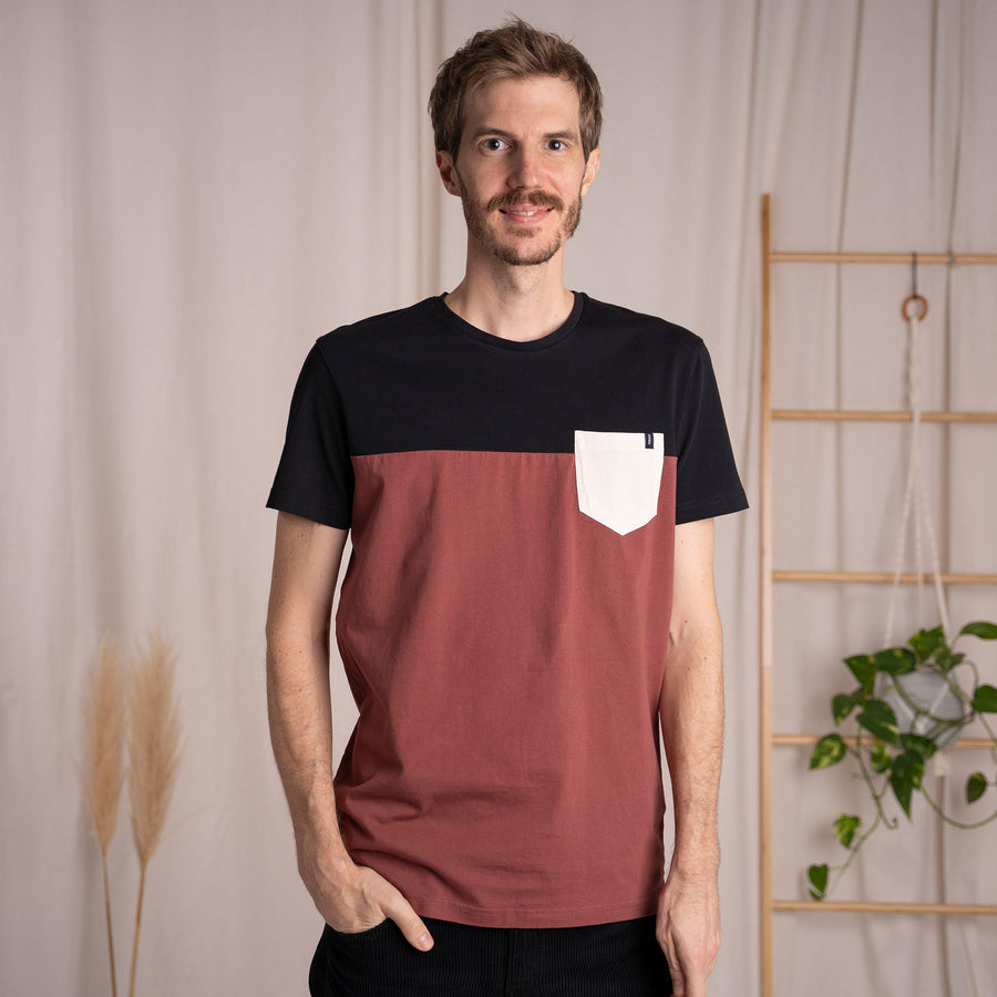 Verdy - Classic Fit Colourblock T-Shirt mit Brusttasche aus Biobaumwolle, Mahagoni/Schwarz/Ecru