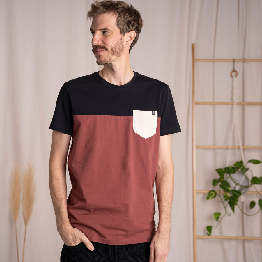 Verdy - Classic Fit Colourblock T-Shirt mit Brusttasche aus Biobaumwolle, Mahagoni/Schwarz/Ecru