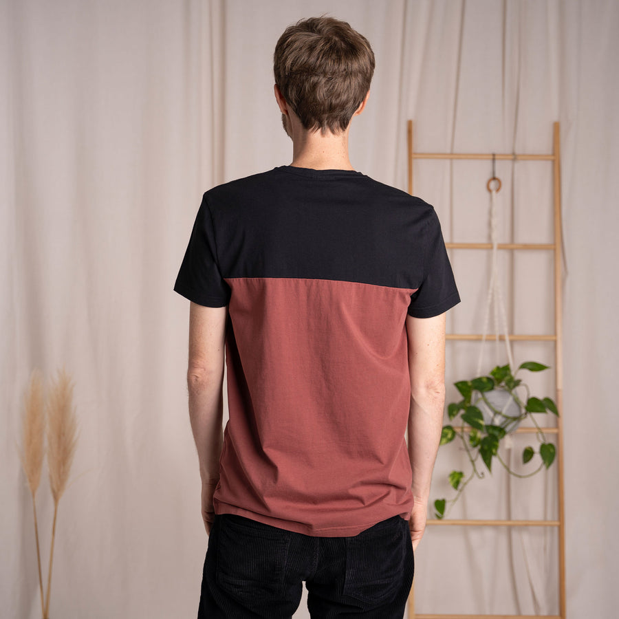 Verdy - Classic Fit Colourblock T-Shirt mit Brusttasche aus Biobaumwolle, Mahagoni/Schwarz/Ecru