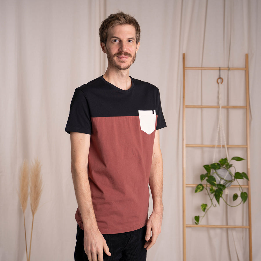 Verdy - Classic Fit Colourblock T-Shirt mit Brusttasche aus Biobaumwolle, Mahagoni/Schwarz/Ecru