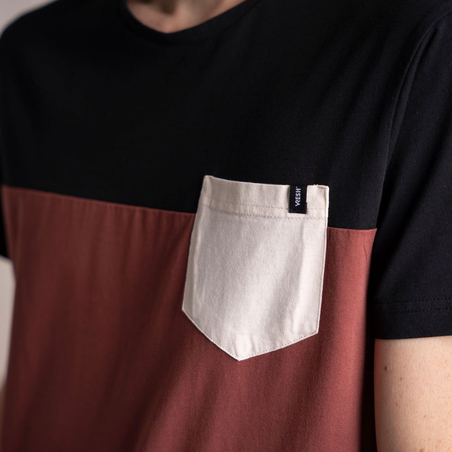 Verdy - Classic Fit Colourblock T-Shirt mit Brusttasche aus Biobaumwolle, Mahagoni/Schwarz/Ecru