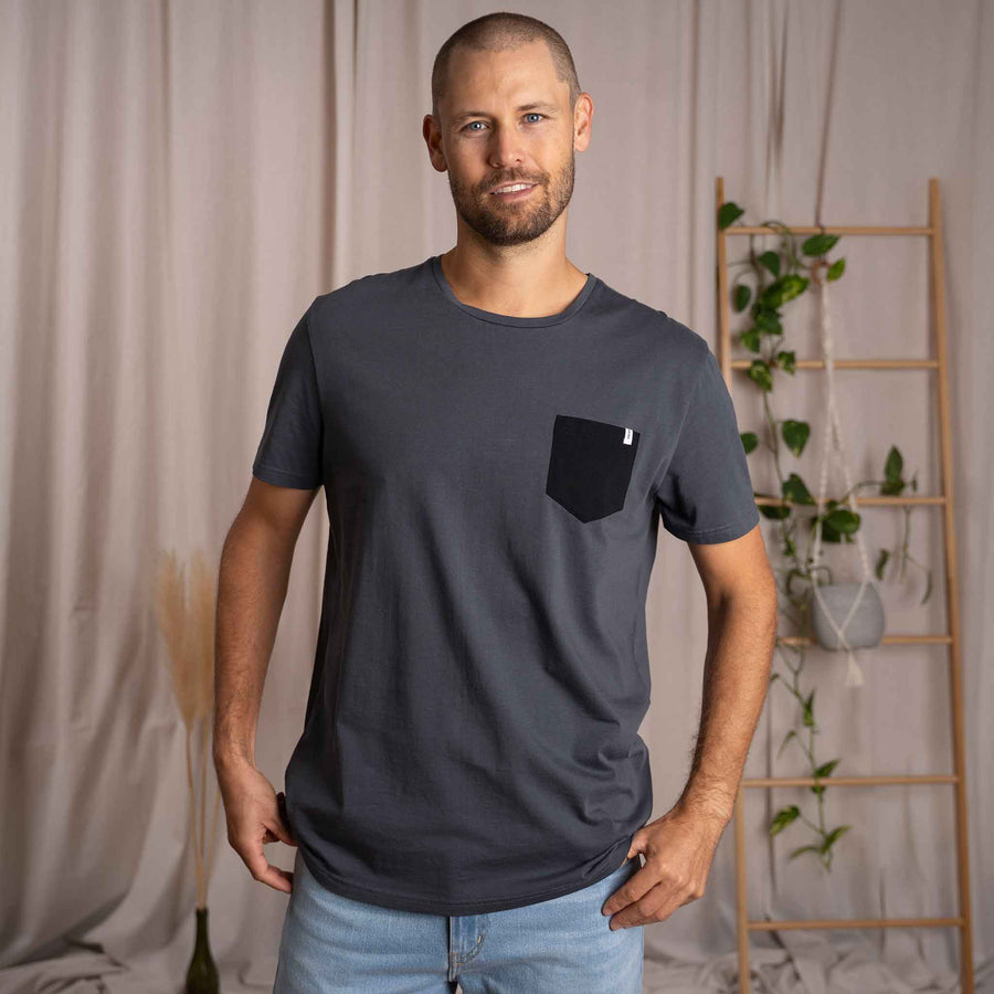 Vilip - Classic Fit T-Shirt mit Brusttasche aus Biobaumwolle, Grau/Schwarz