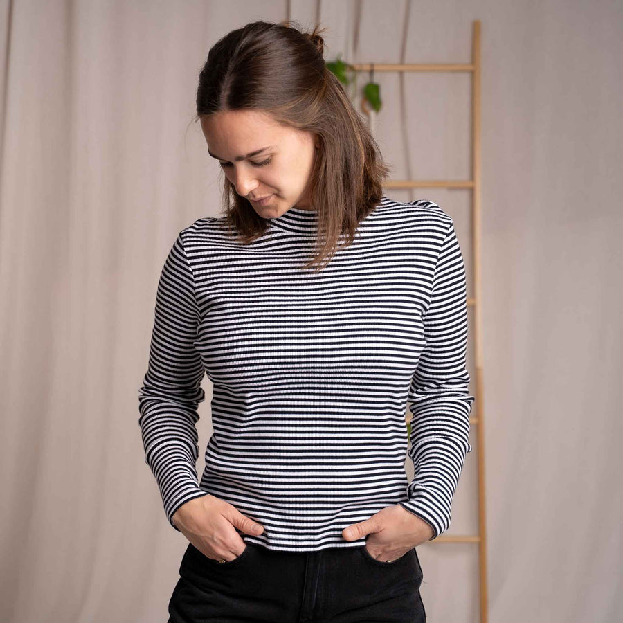 Viyola - Turtle Neck Longsleeve aus Biobaumwolle, Gestreift S/W