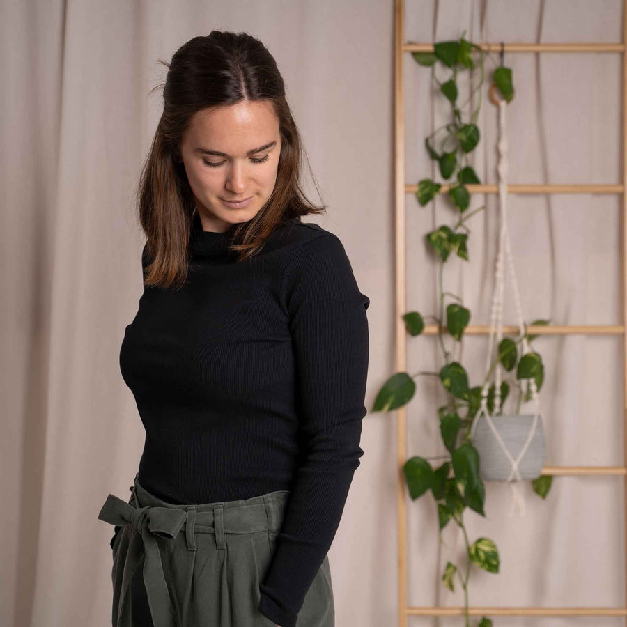 Viyola - Turtle Neck Longsleeve aus Biobaumwolle, Schwarz
