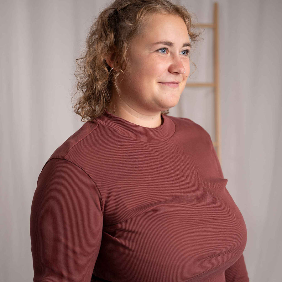 Viyola - Turtle Neck Longsleeve aus Biobaumwolle, Mahagoni