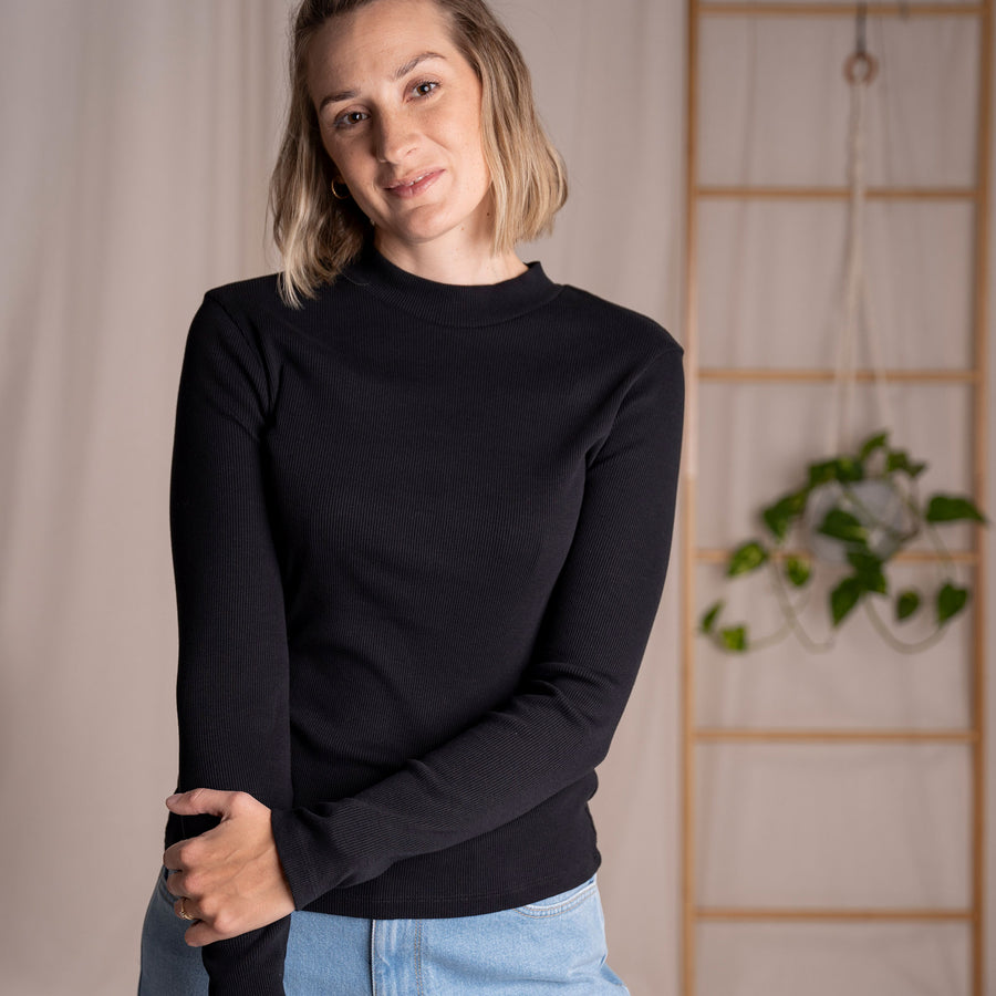 Viyola - Turtle Neck Longsleeve aus Biobaumwolle, Schwarz