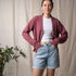 Vreia - Kurze Strickjacke aus Biobaumwolle, Beere