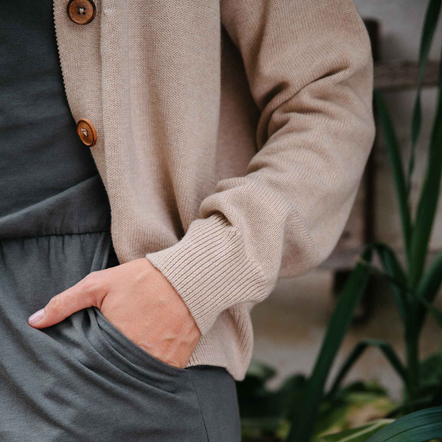 Vreia - Kurze Strickjacke aus Biobaumwolle, Beige