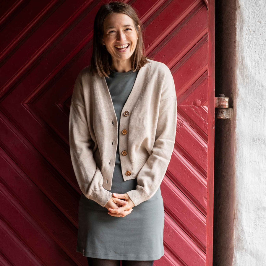 Vreia - Kurze Strickjacke aus Biobaumwolle, Beige