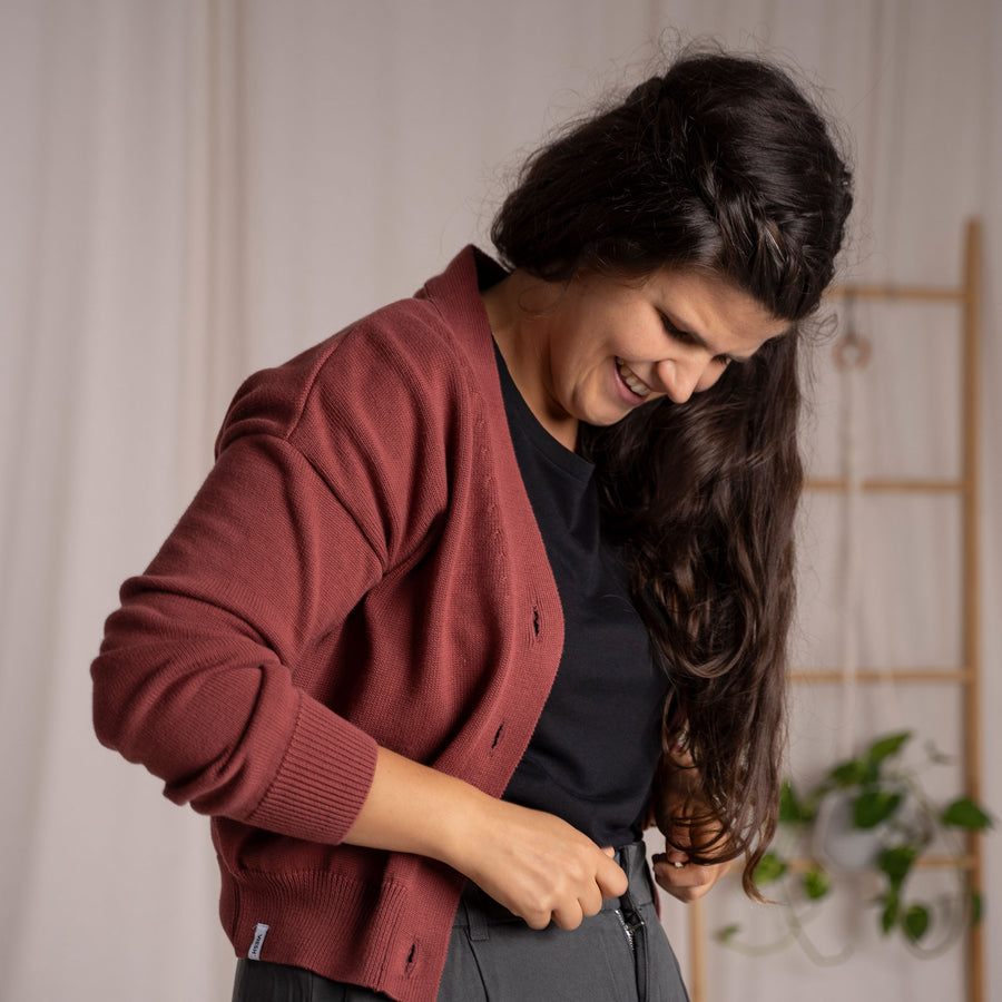 Vreia, Kurze Strickjacke aus Biobaumwolle, Hibiskus