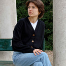 Vreia - Kurze Strickjacke aus Biobaumwolle, Schwarz