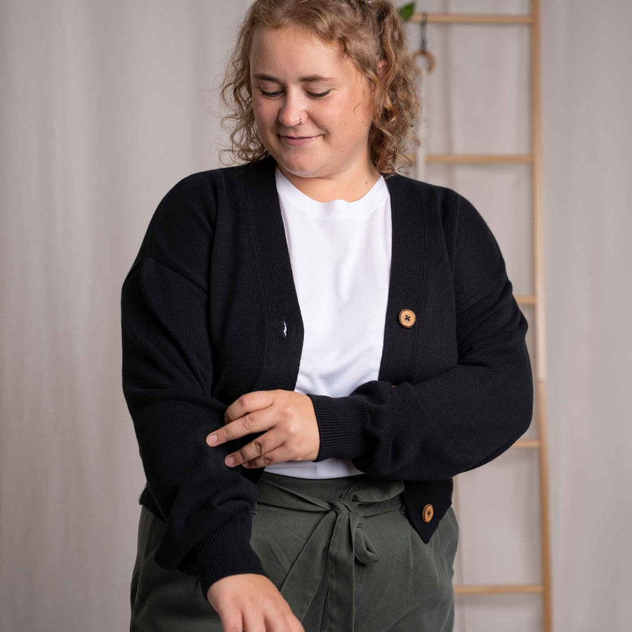 Vreia - Kurze Strickjacke aus Biobaumwolle, Schwarz