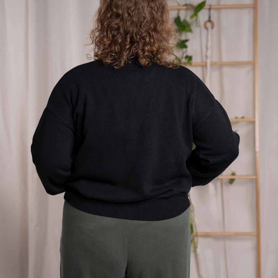 Vreia - Kurze Strickjacke aus Biobaumwolle, Schwarz