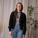 Vreia - Kurze Strickjacke aus Biobaumwolle, Schwarz