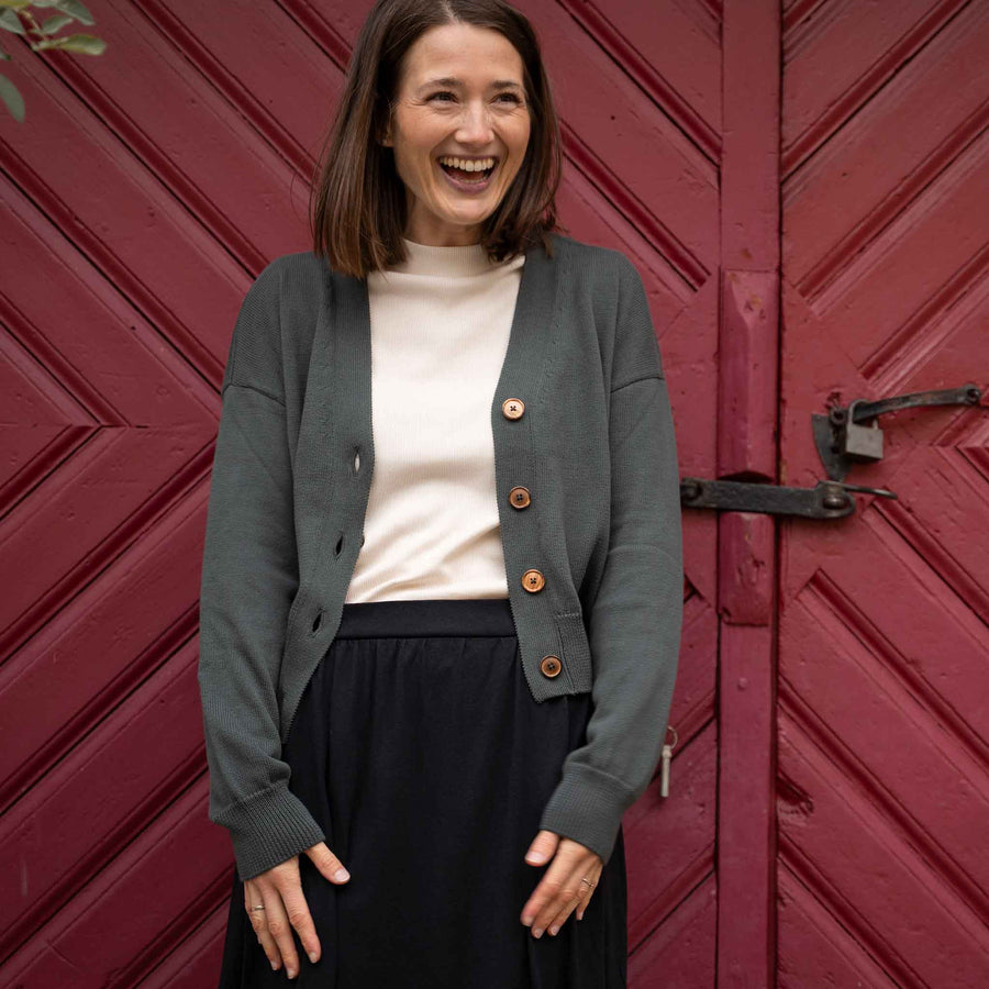 Vreia - Kurze Strickjacke aus Biobaumwolle, Tannengrün