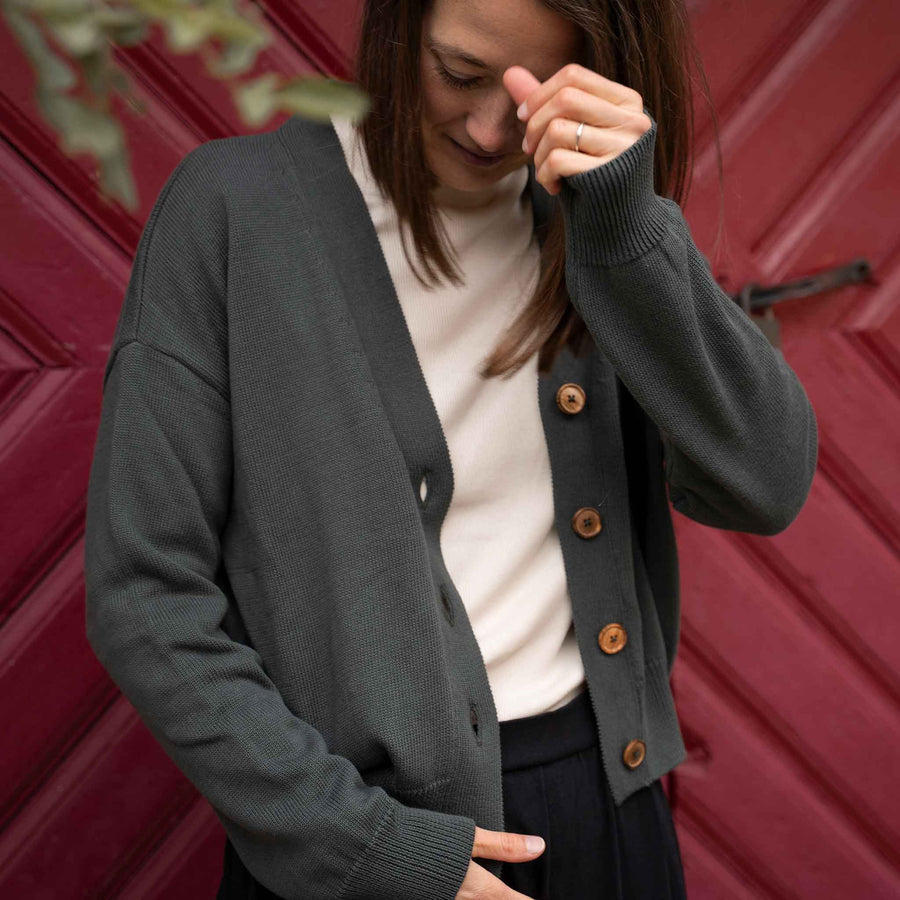 Vreia - Kurze Strickjacke aus Biobaumwolle, Tannengrün