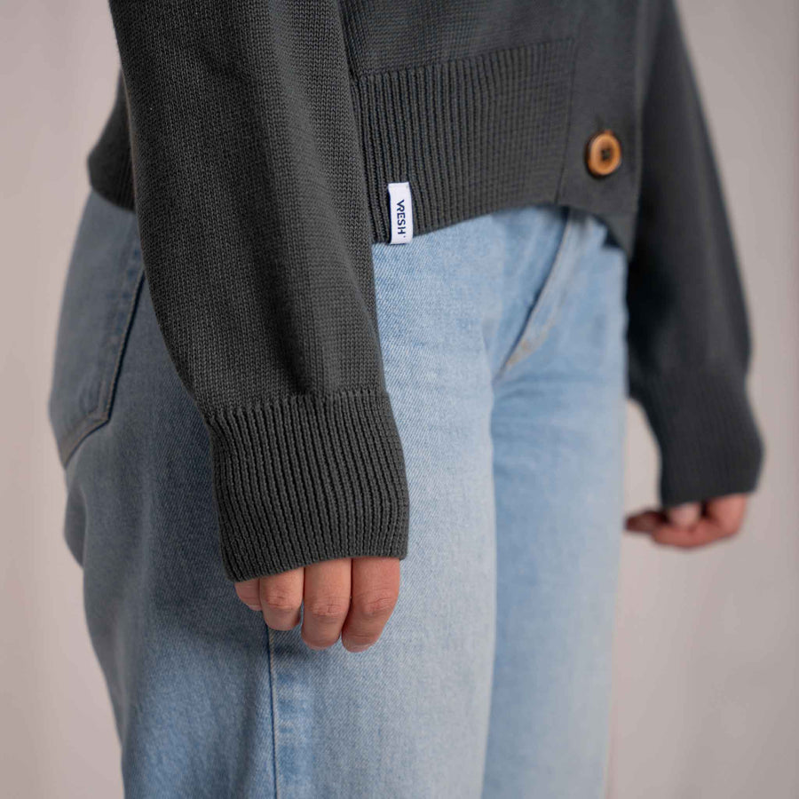 Vreia - Kurze Strickjacke aus Biobaumwolle, Tannengrün