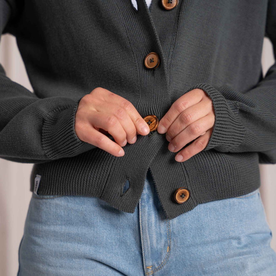 Vreia - Kurze Strickjacke aus Biobaumwolle, Tannengrün