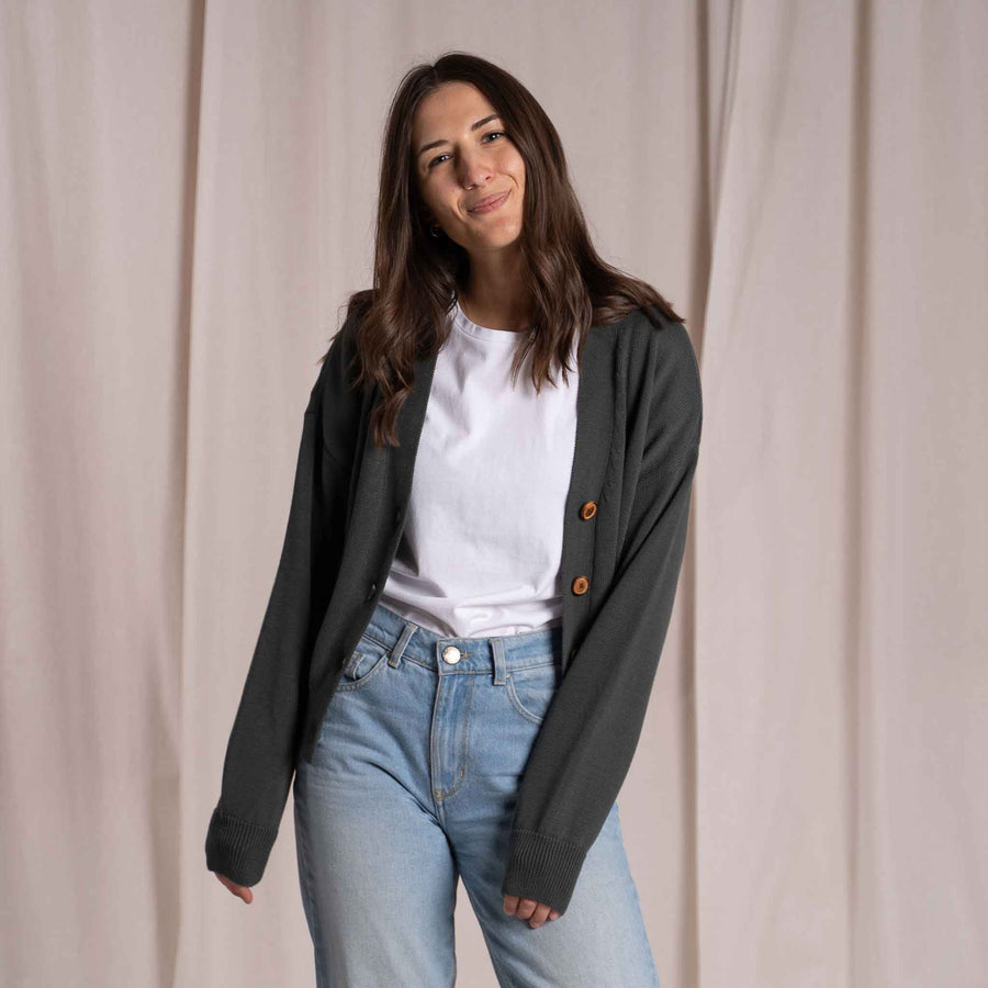 Vreia - Kurze Strickjacke aus Biobaumwolle, Tannengrün