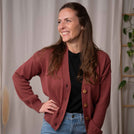 Vreia - Kurze Strickjacke aus Biobaumwolle, Hibiskus