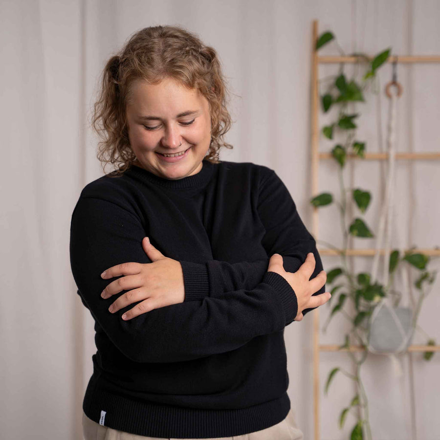 Vrenja - Klassischer Strickpullover aus Biobaumwolle, Schwarz