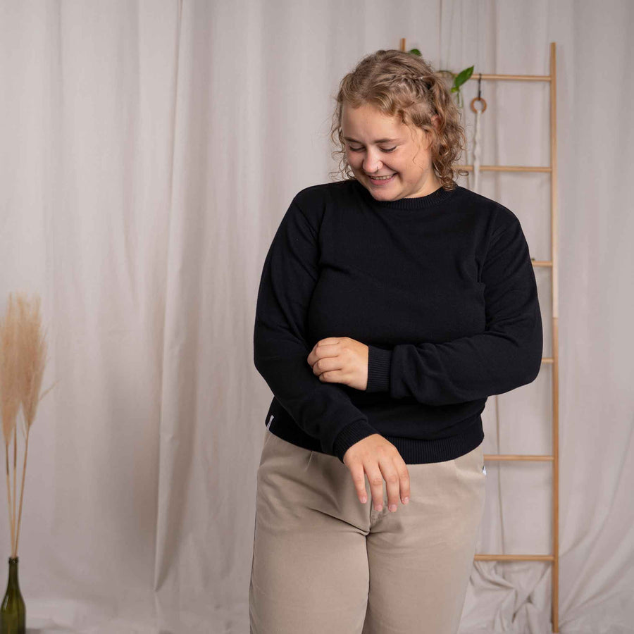 Vrenja - Klassischer Strickpullover aus Biobaumwolle, Schwarz