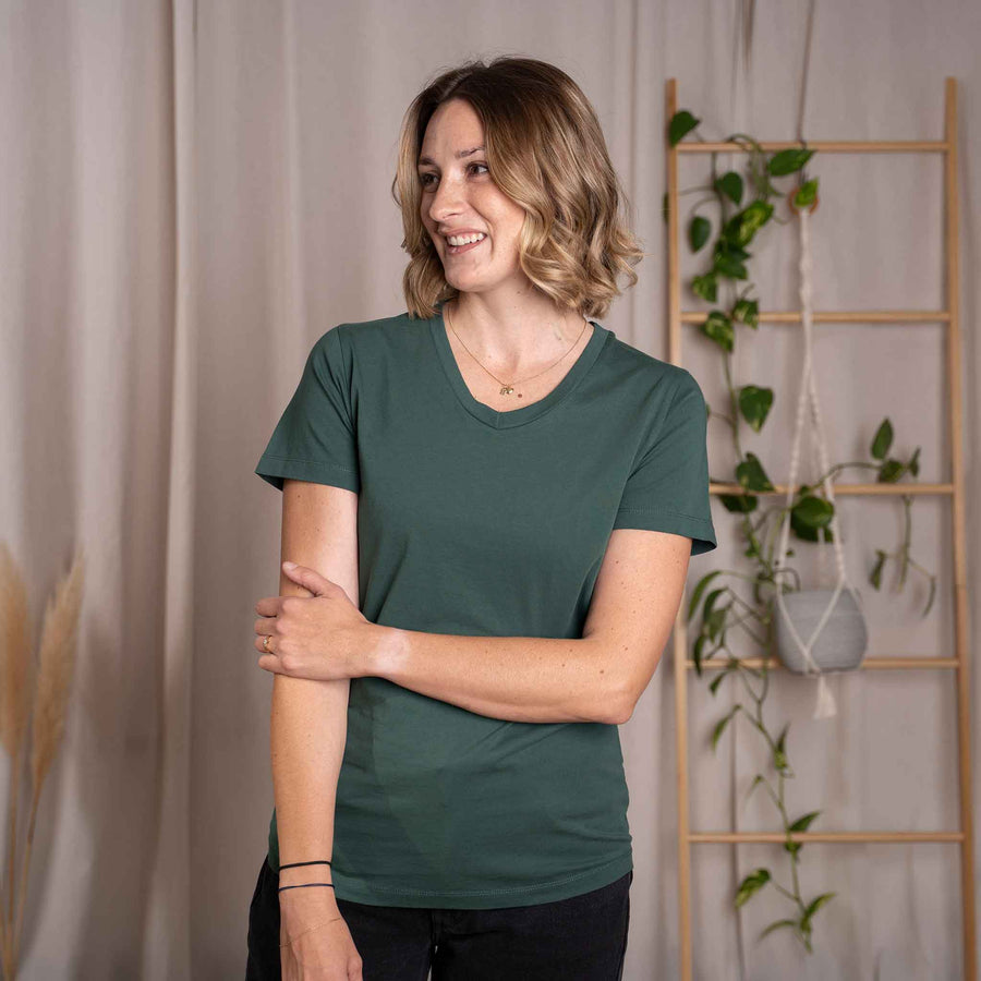 Vroni - V-Neck T-Shirt aus Biobaumwolle, Dunkelgrün