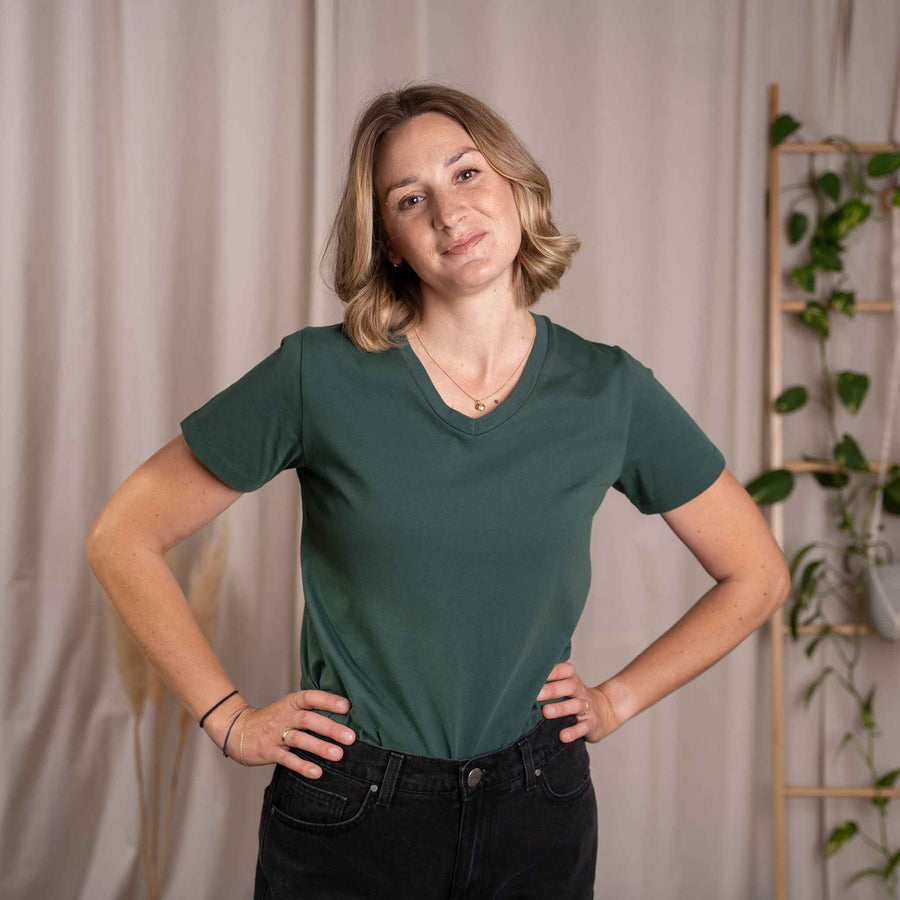 Vroni - V-Neck T-Shirt aus Biobaumwolle, Dunkelgrün