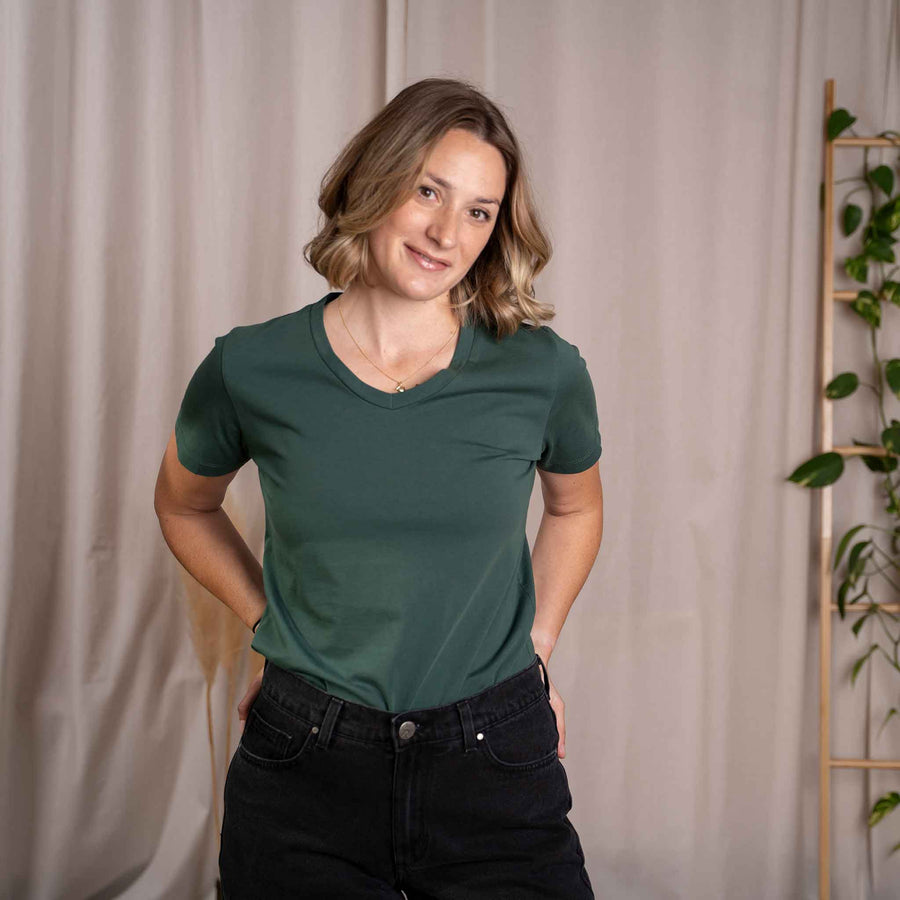 Vroni - V-Neck T-Shirt aus Biobaumwolle, Dunkelgrün
