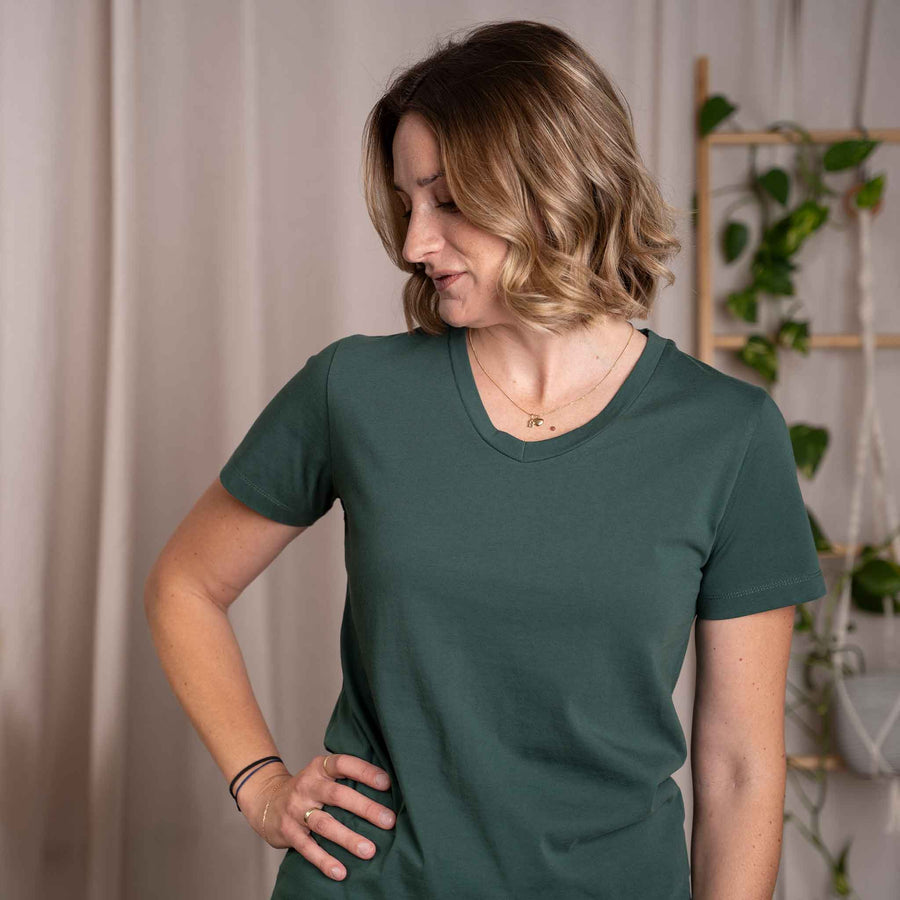 Vroni - V-Neck T-Shirt aus Biobaumwolle, Dunkelgrün